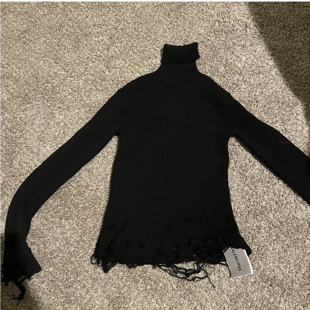Turtle neck distressed swearer.